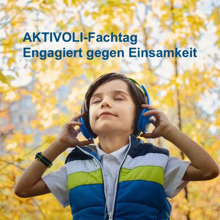 Das Bild zeigt Kind mit einem Kopfhörer auf den Ohren. Im Hintergrund sind herbstliche Bäume sichtbar.