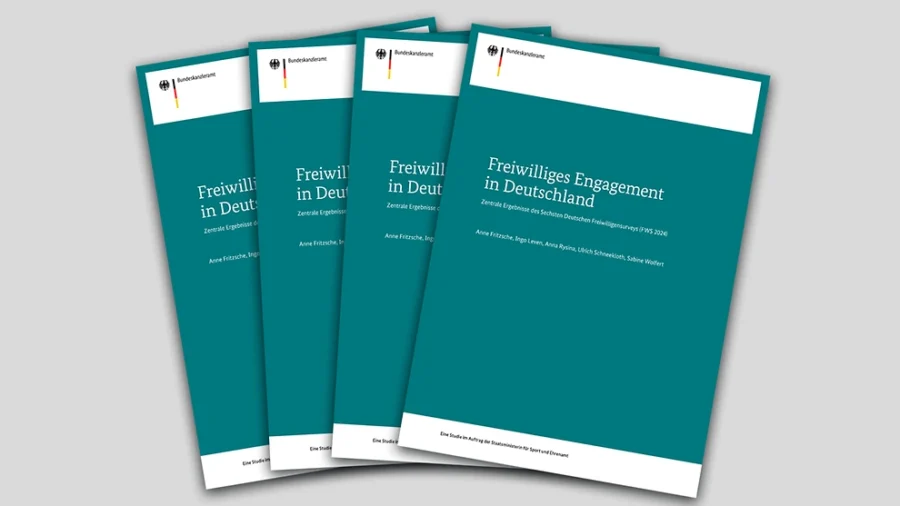 Das Bild zeigt vier grüne Broschüren des 6. Freiwilligensurveys von 2024 mit dem Titel "Freiwilliges Engagement in Deutschland"