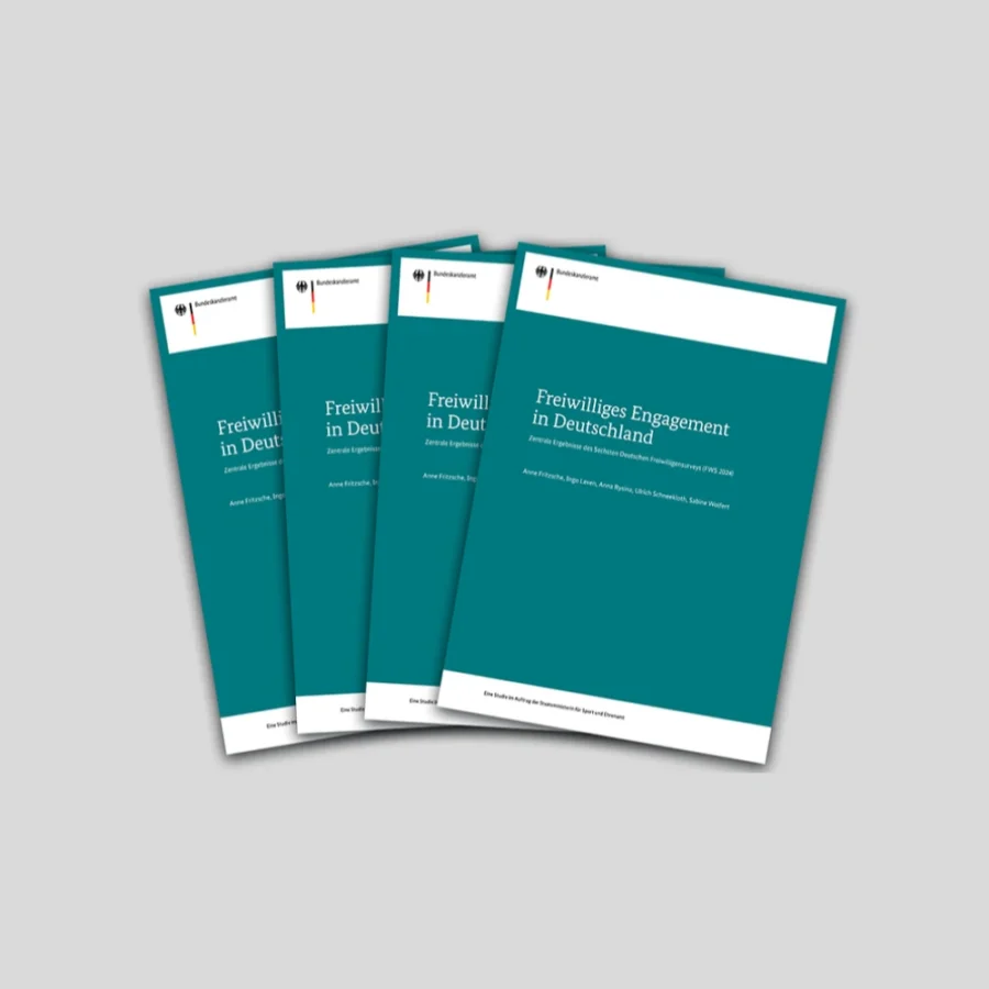 Das Bild zeigt vier grüne Broschüren des 6. Freiwilligensurveys von 2024 mit dem Titel "Freiwilliges Engagement in Deutschland"