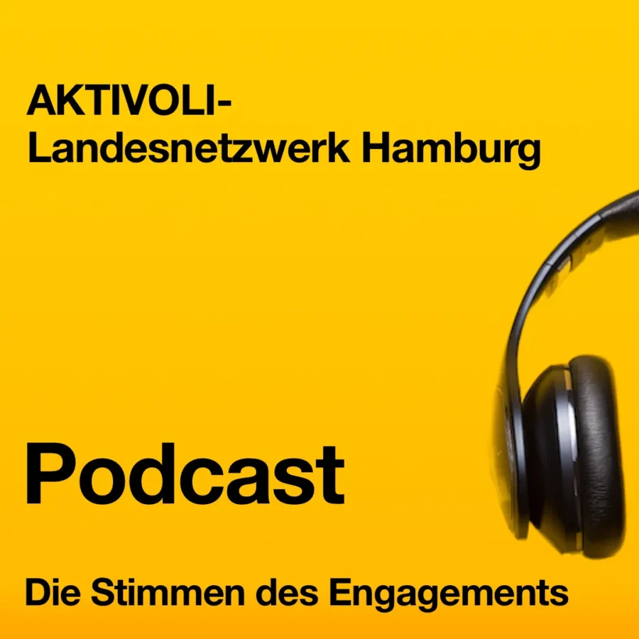 Bild zeigt die Titelseite des AKTIVOLI-Podcast. Am rechten Bildrand, ist eine Hälfte eines Kopfhörers zu sehen. Text: Die Stimmen des Engagements. Podcast. AKTIVOLI-Landesnetzwerk Hamburg.