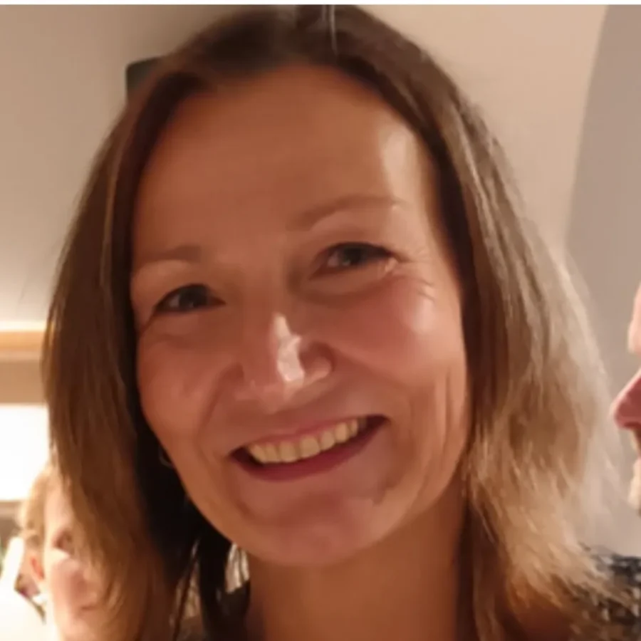 Foto zeigt ein Portrait von Nicola Siering, Projektleitung Dialog in Deutsch, Hamburger Bücherhallen.
