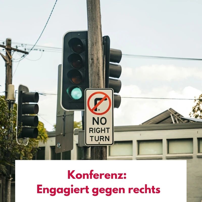 Ampel mit einem Schild davor. Dort ist ein durchgestrichener Pfeil nach rechts.